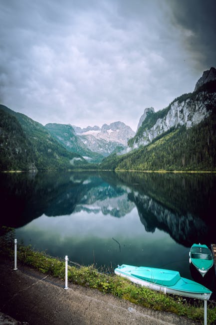 Mountain Landscapes - Tranquil alpine lake in Gosau, Austria, reflecti #35289696